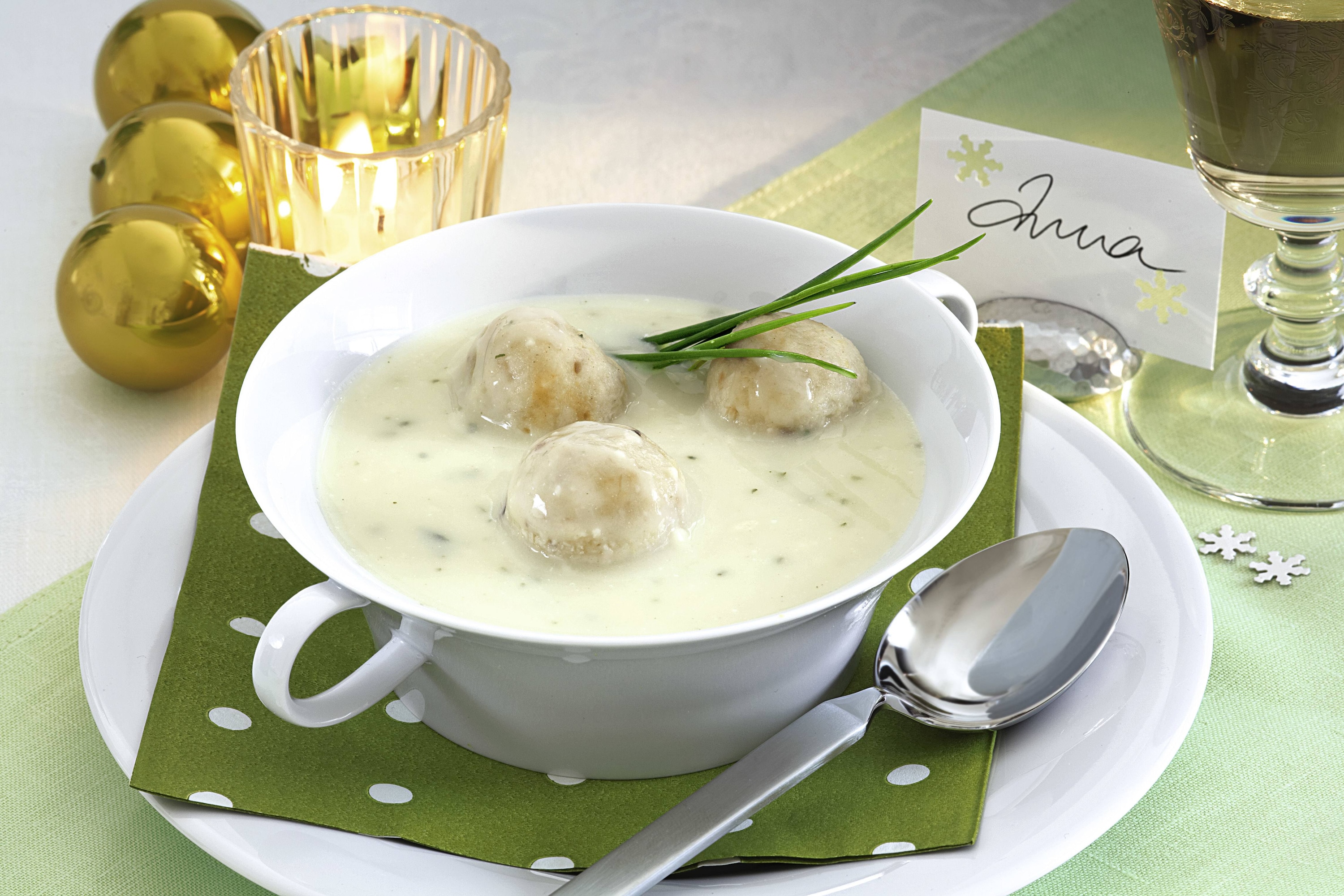 Knorr - Blumenkohl-Brokkoli-Suppe mit Mandel-Käse-Klößchen
