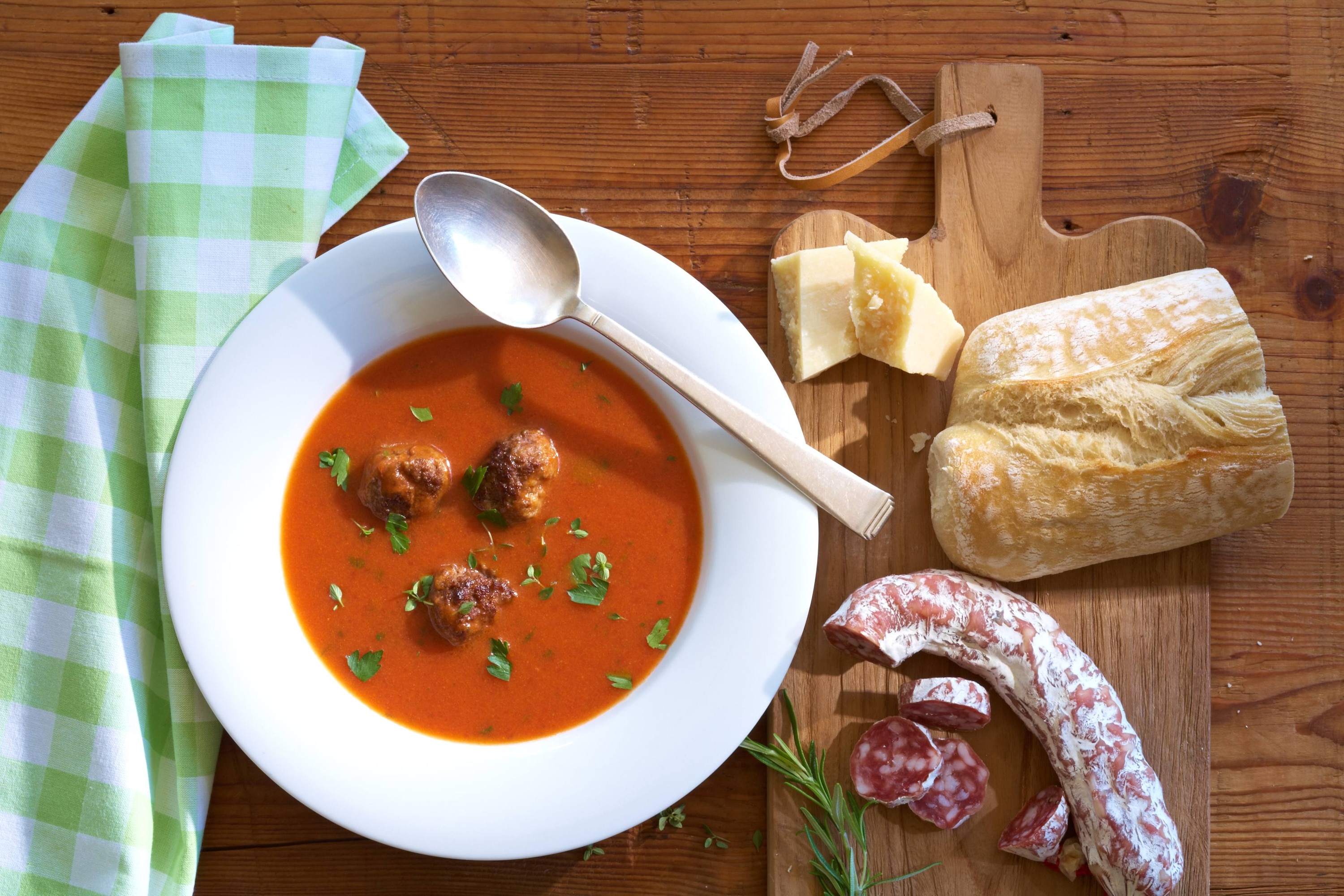 Knorr - Tomatensuppe Toscana mit Feta-Hackbällchen
