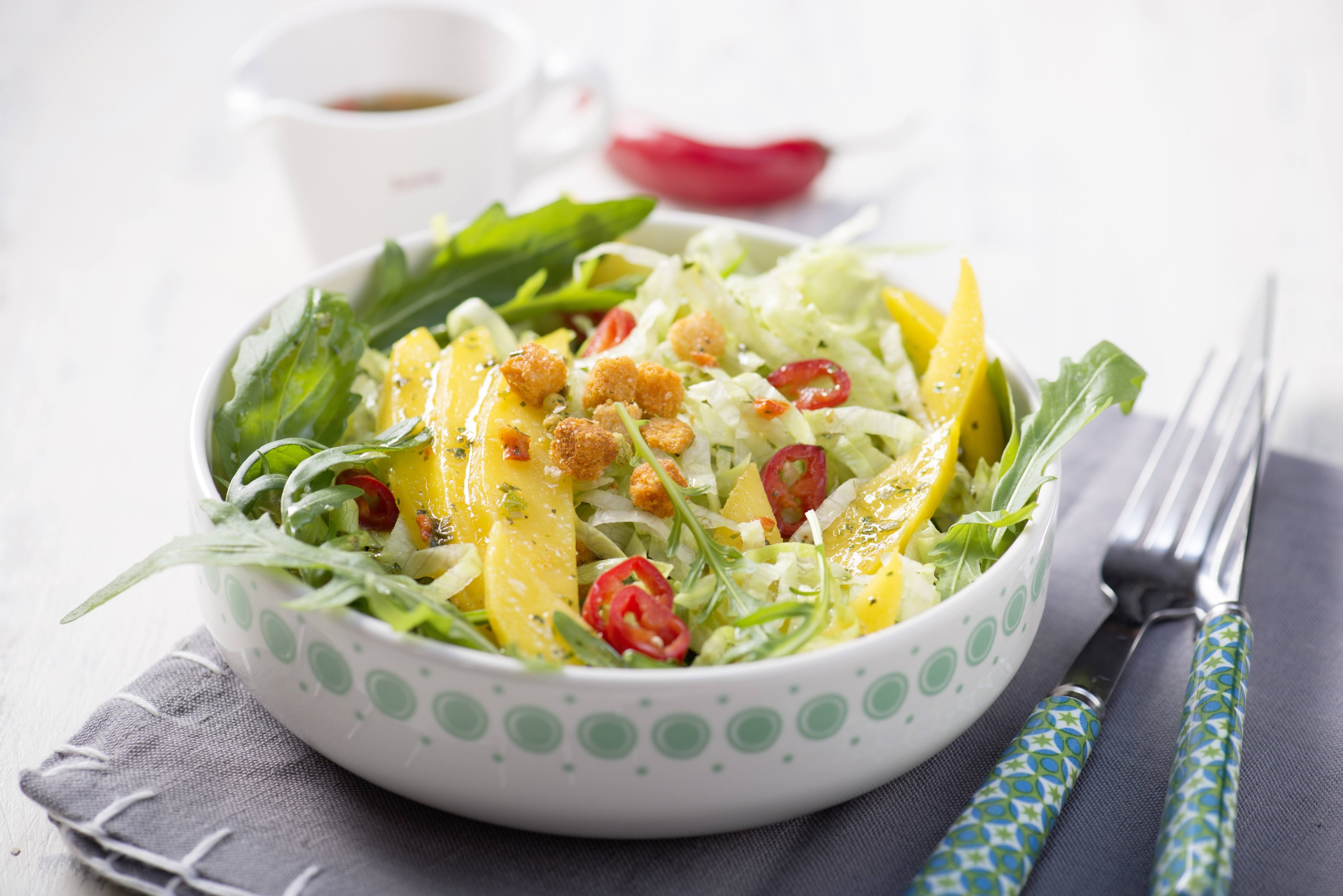 Knorr - Mangosalat mit Pfefferschoten und Croutinos