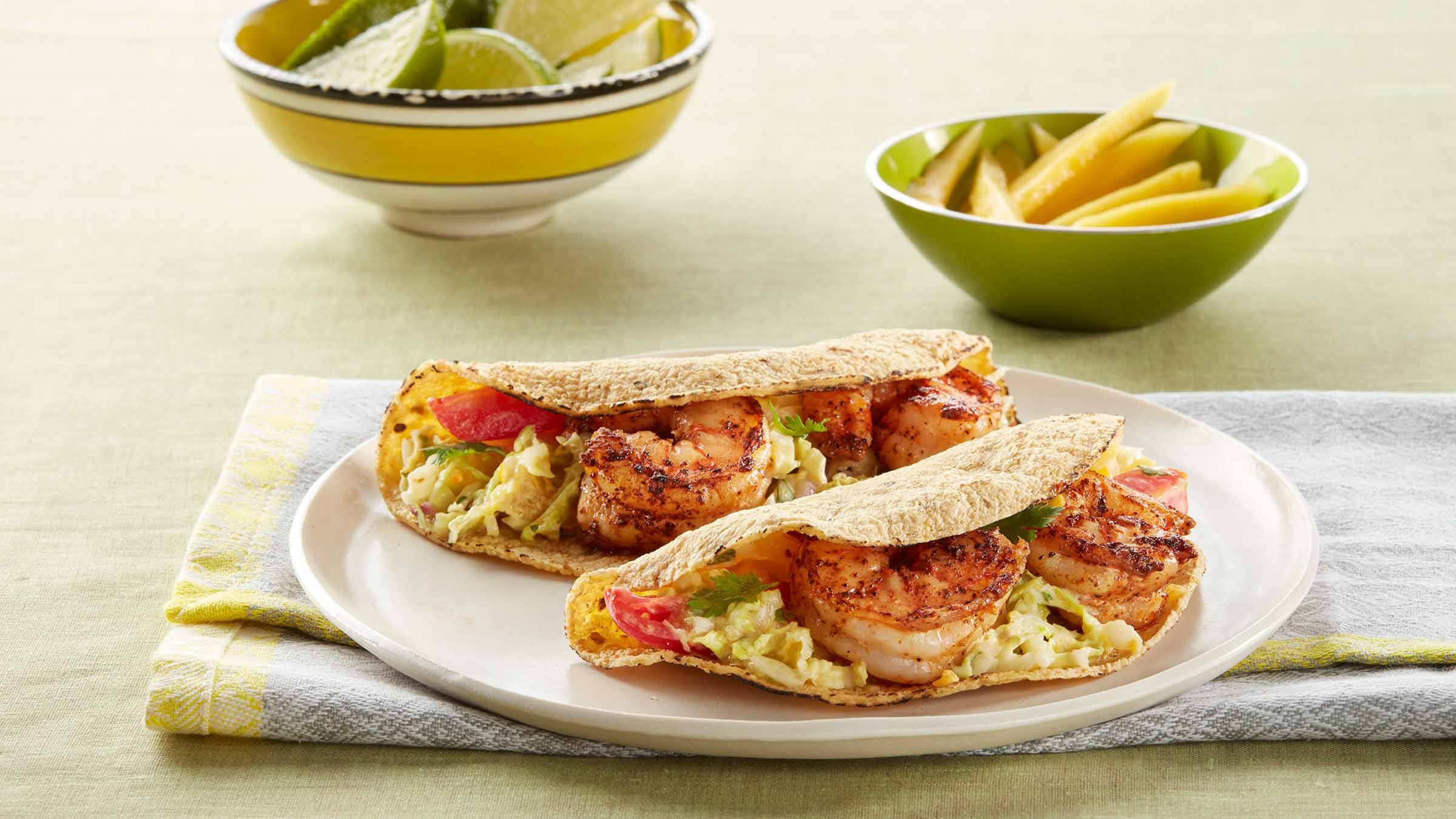 Tacos de camarón con ensalada cremosa de col y mango