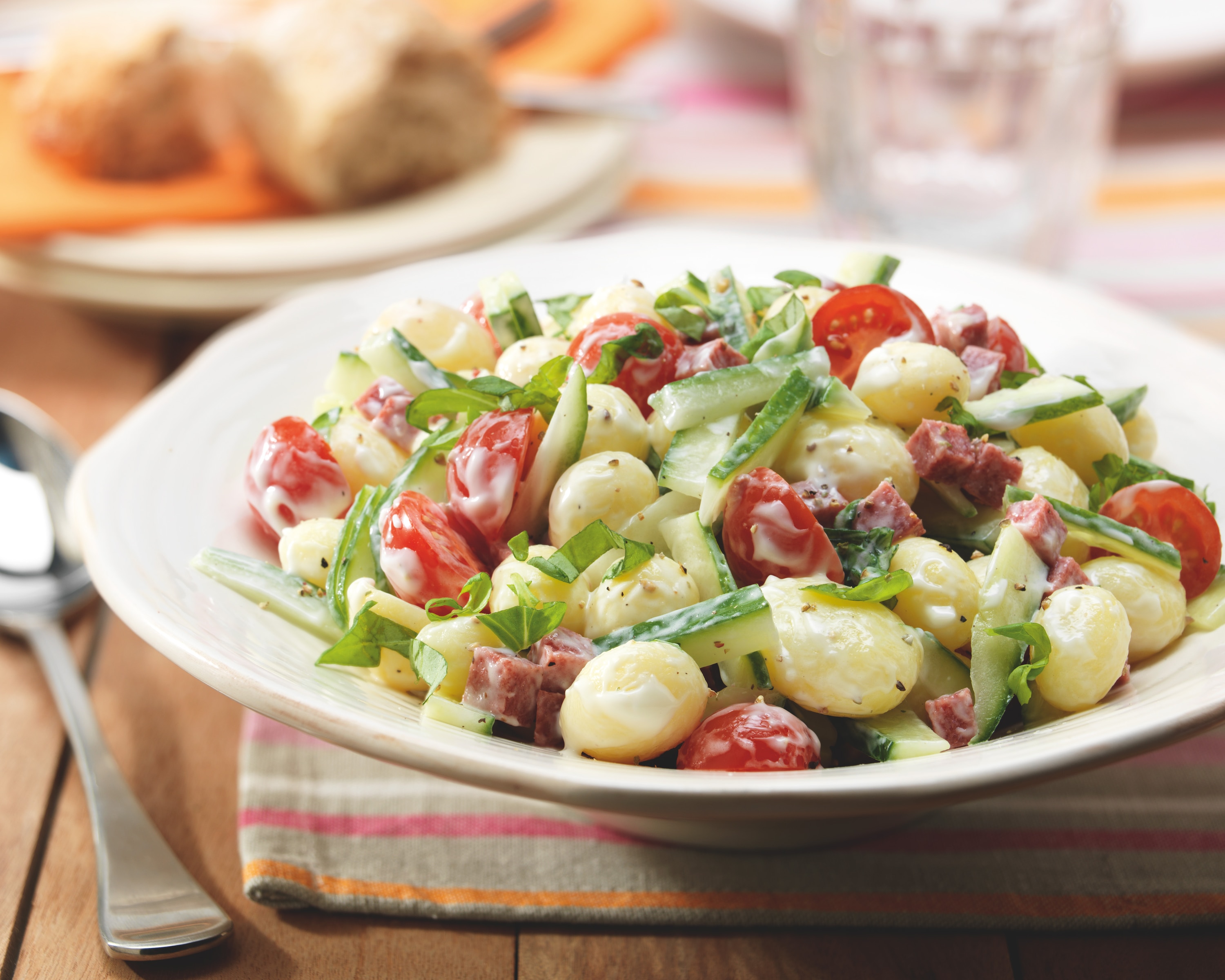 Aardappelsalade met komkommer, salami, basilicum en cherrytomaat