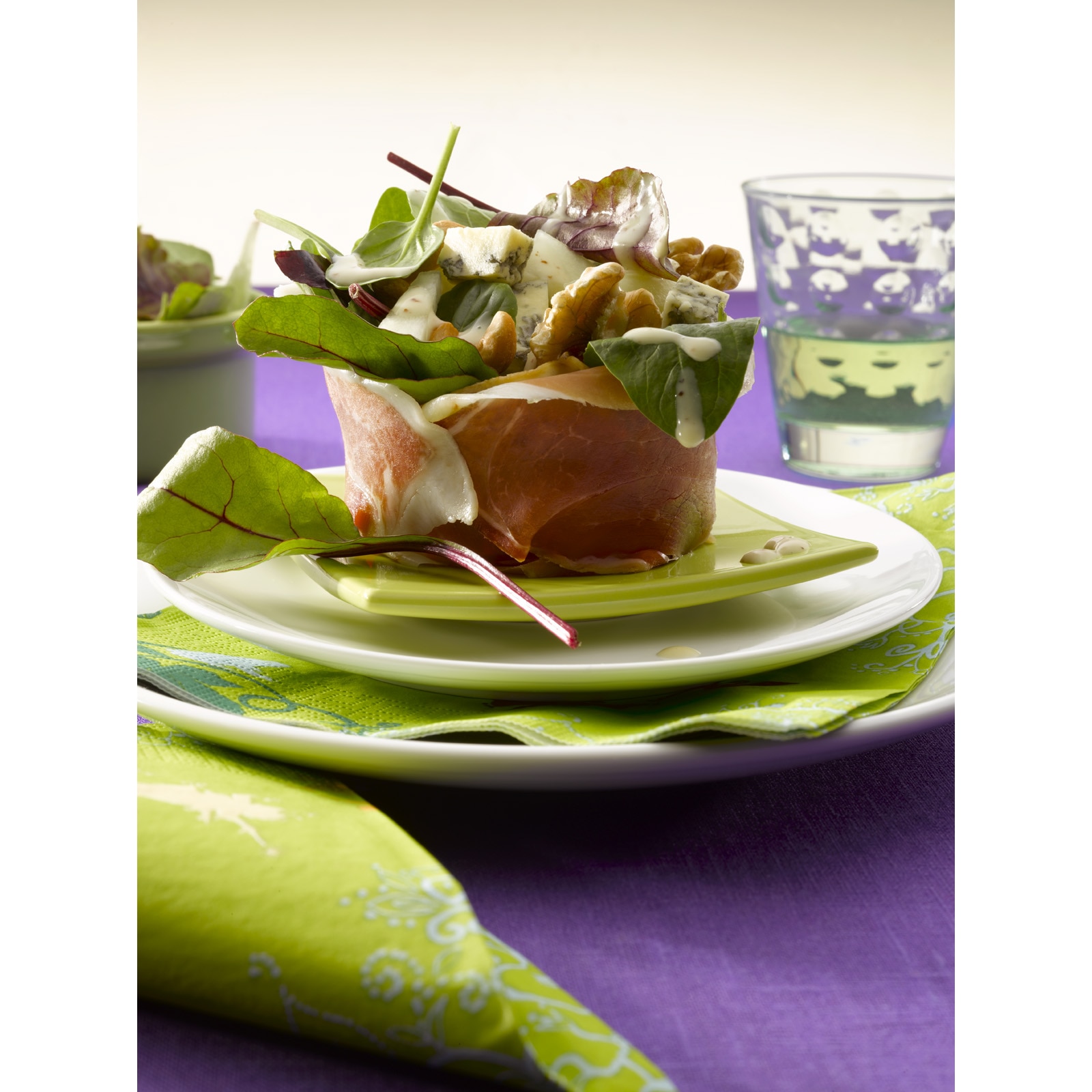 Bonbon van parmaham gevuld met salade, blauwe kaas, meloen en noten