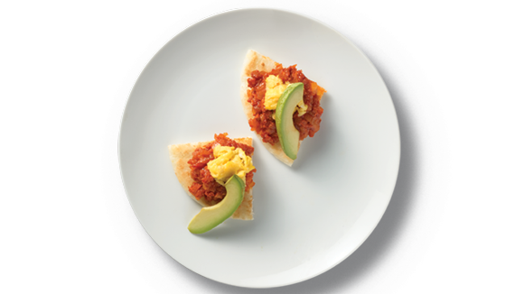 Arepas con chorizo, huevo y aguacate