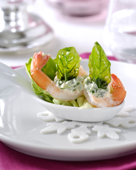 Garnaaltjes met basilicummayonaise, fijne sla en krokante basili