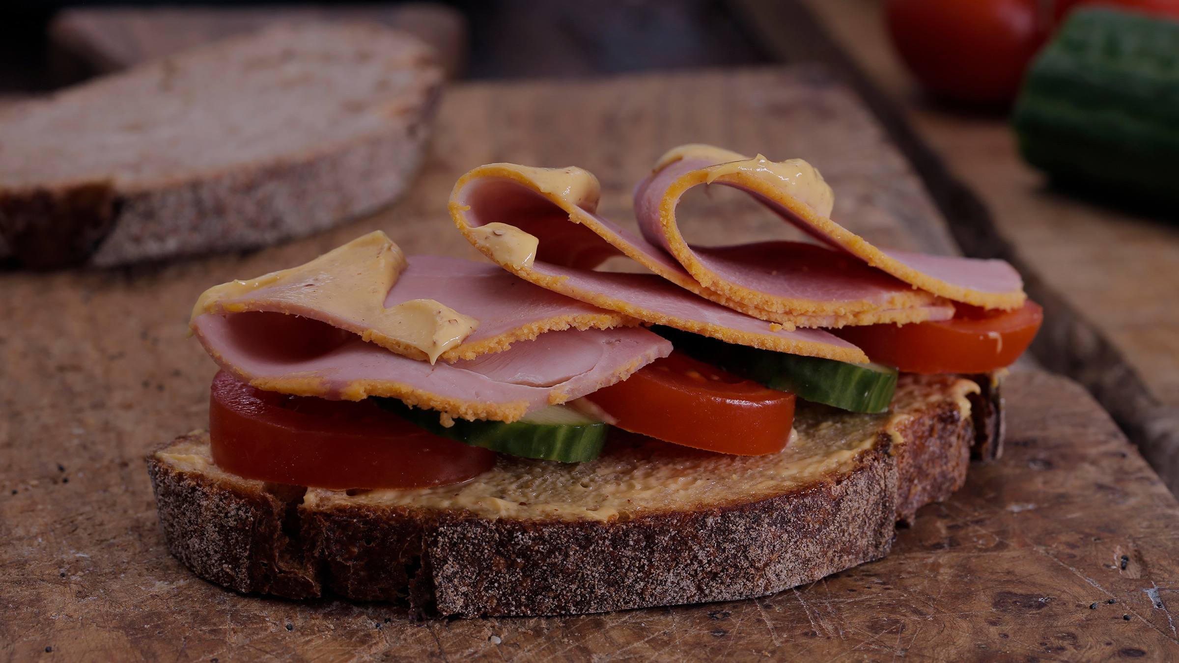 Sandwich de jamón y mostaza