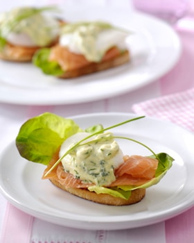 Bruschetta met gerookte zalm, gepocheerde mini-eitjes en kruiden