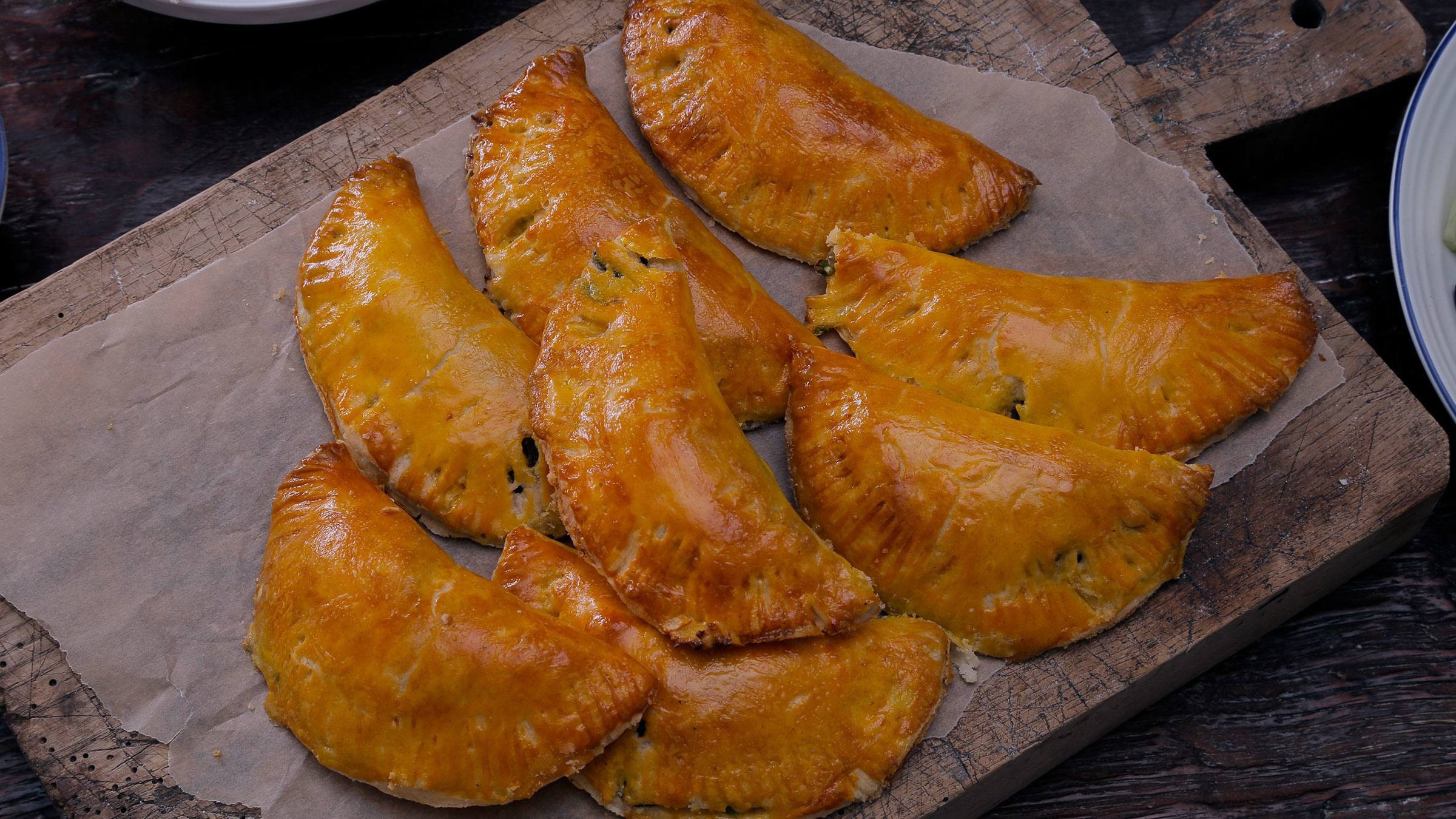 Empanadas brasileras con palmitos, arvejas y cebolla