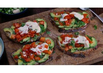Bandeja de sándwich y bruschetta de palta 20 Minutos  recipe