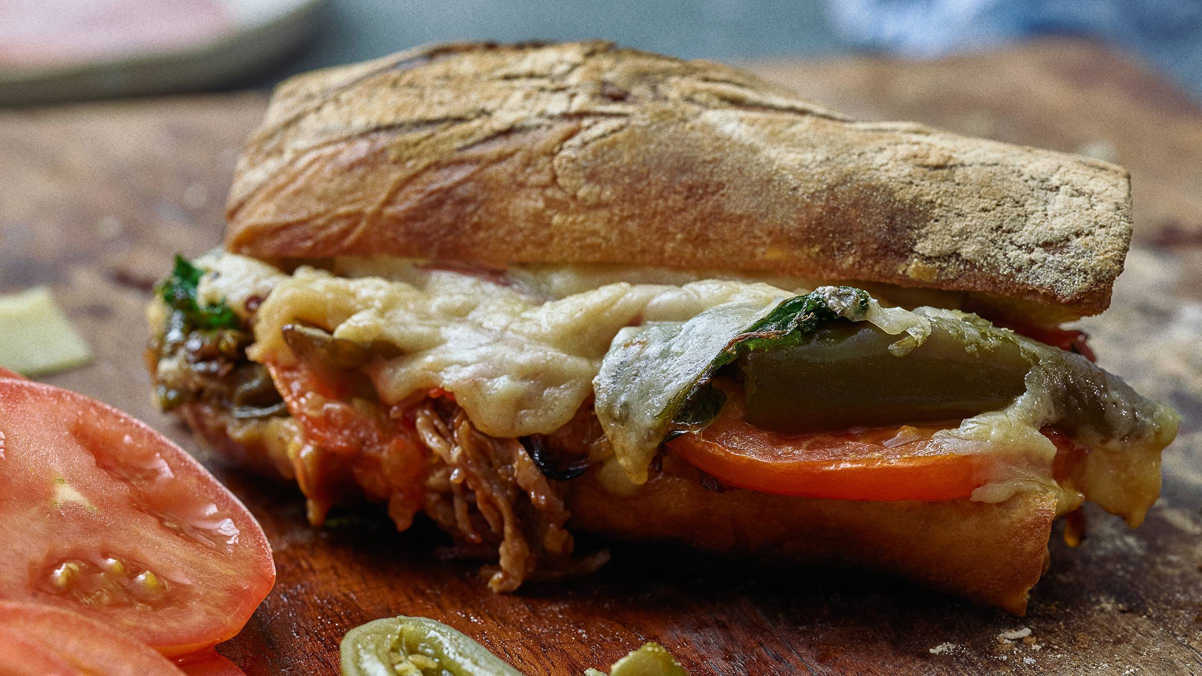 Sándwich de carne con jamón, queso y kale y aderezos Hellmann´s 30 Minutos  recipe