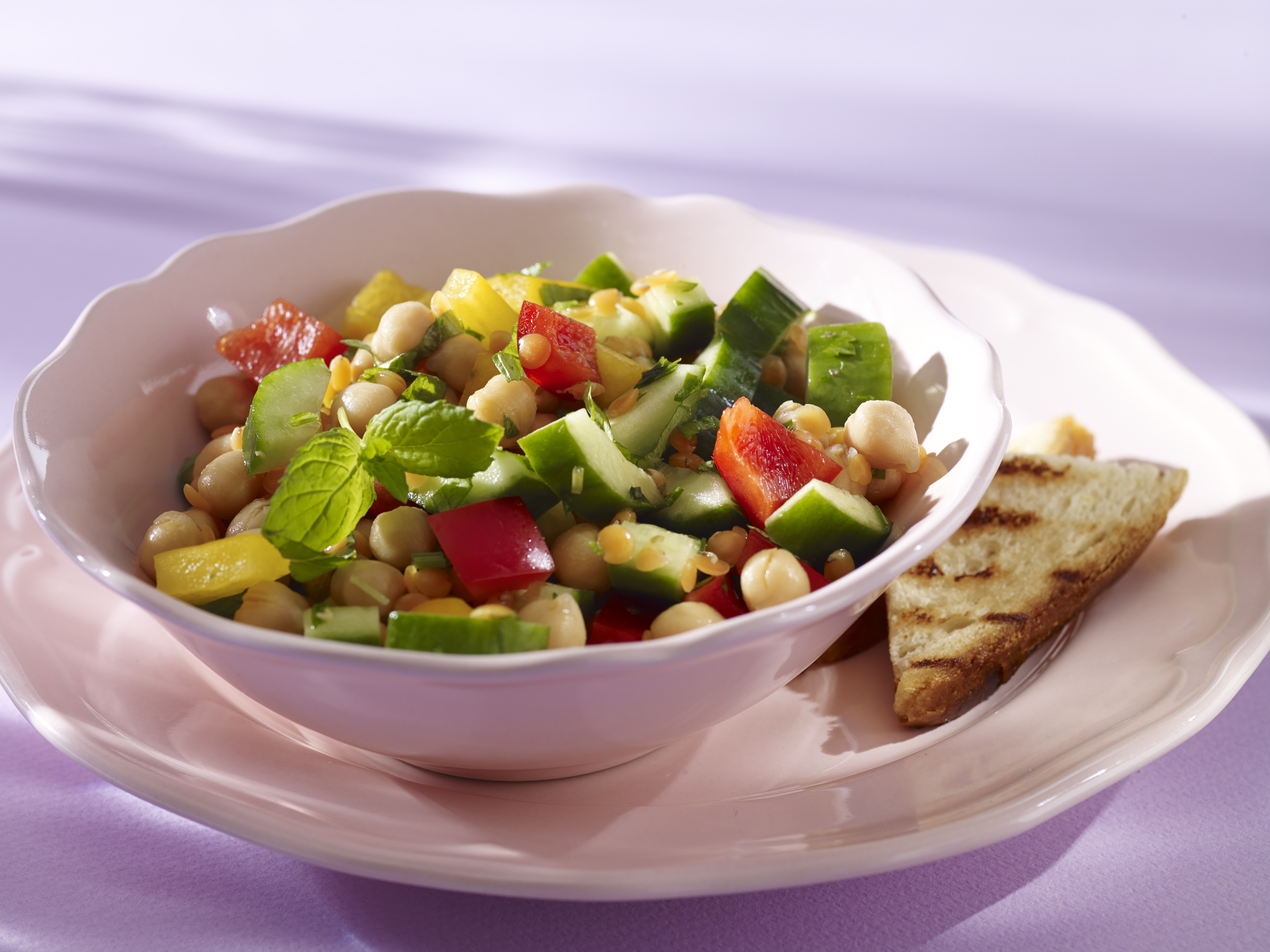 Ensalada de Verano con garbanzos, hortalizas, menta y limón