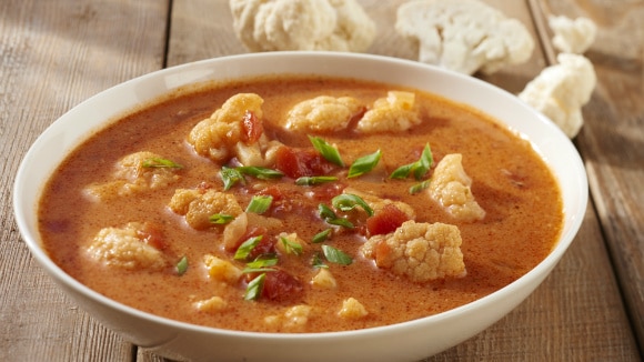 Sopa de verduras al curry rojo