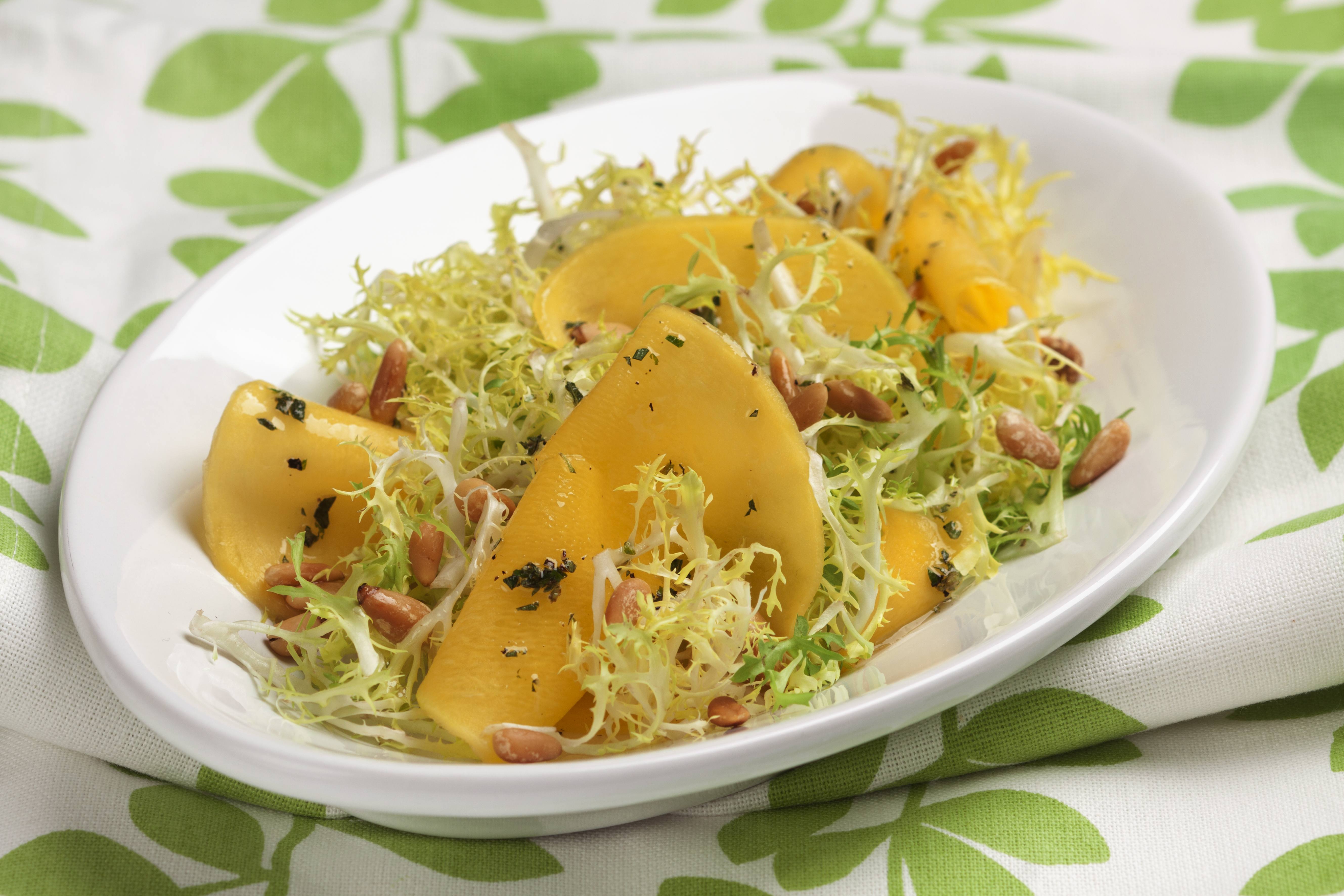 Knorr - Friséesalat mit Mangos und Pinienkernen