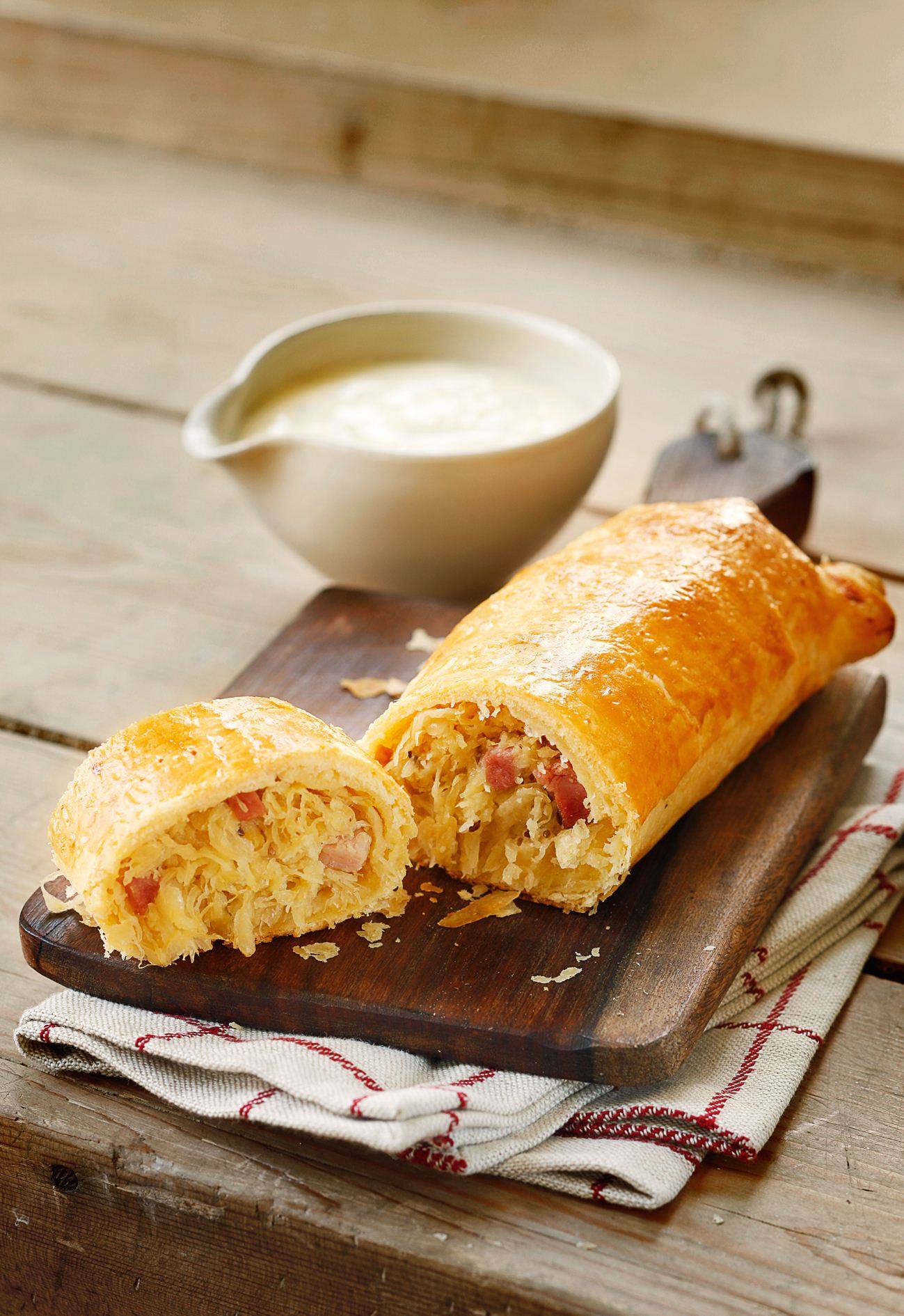 Knorr - Sauerkrautstrudel mit Selchfleischwürfeln