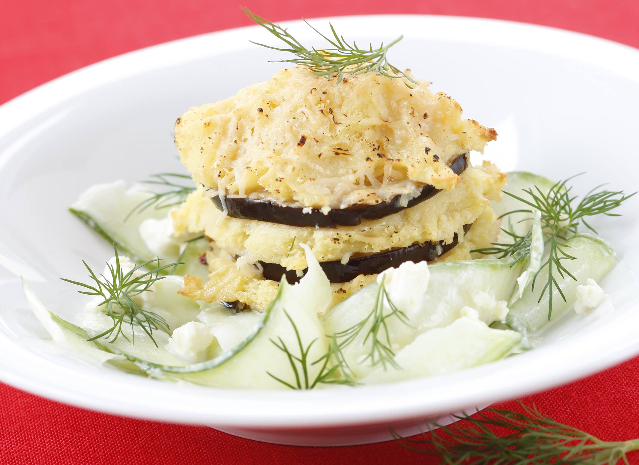 Knorr - Überbackener Erdäpfel-Melanzani-Auflauf mit Schafskäse-Gurkensalat