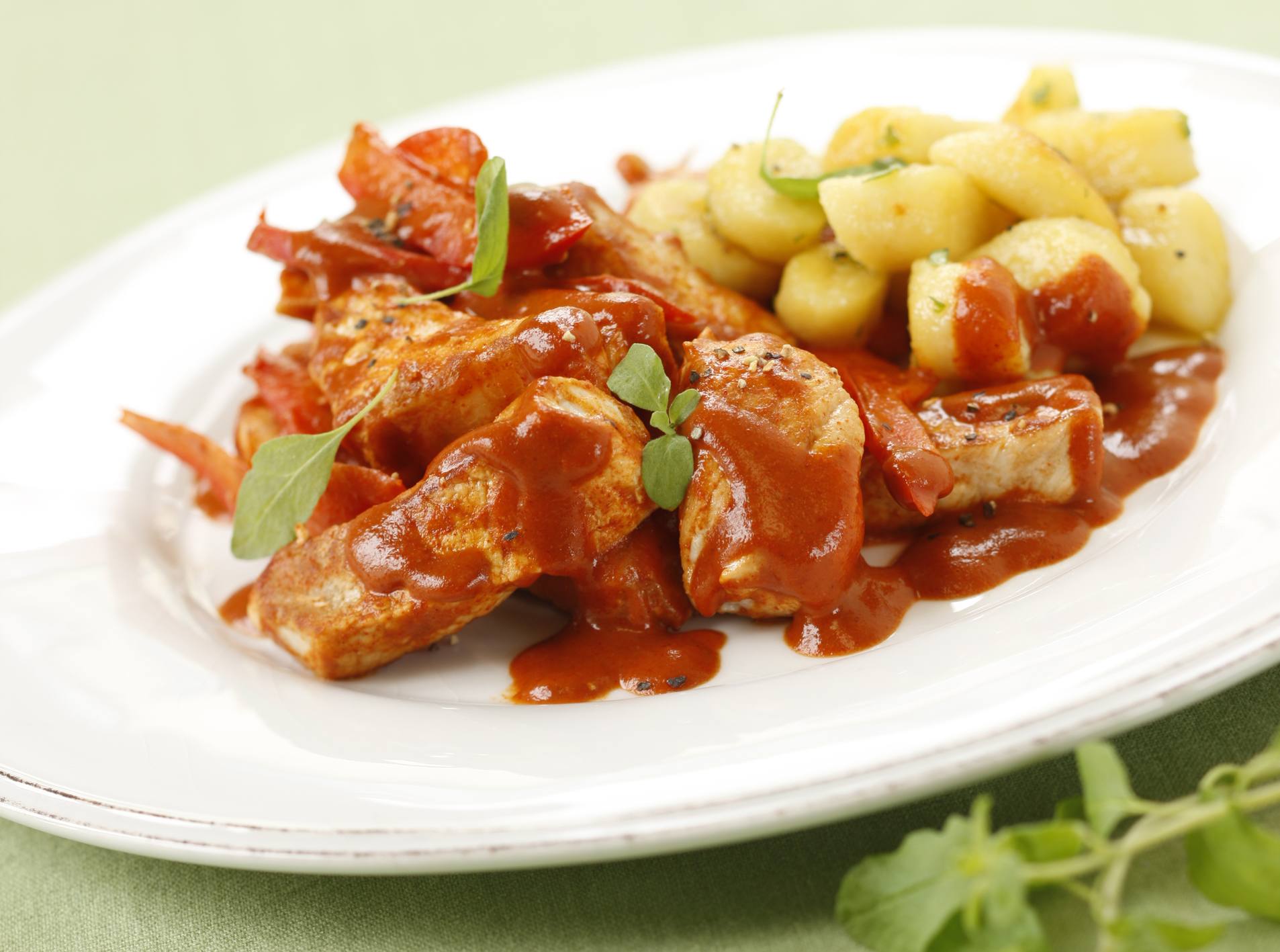 Knorr - Minutengulasch vom Schwein mit Majorannockerln