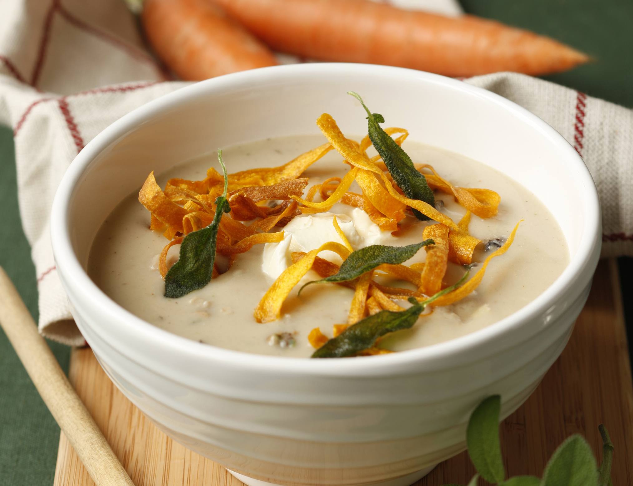 Knorr - Cremesuppe von edlen Waldpilzen mit Karotten und Salbei