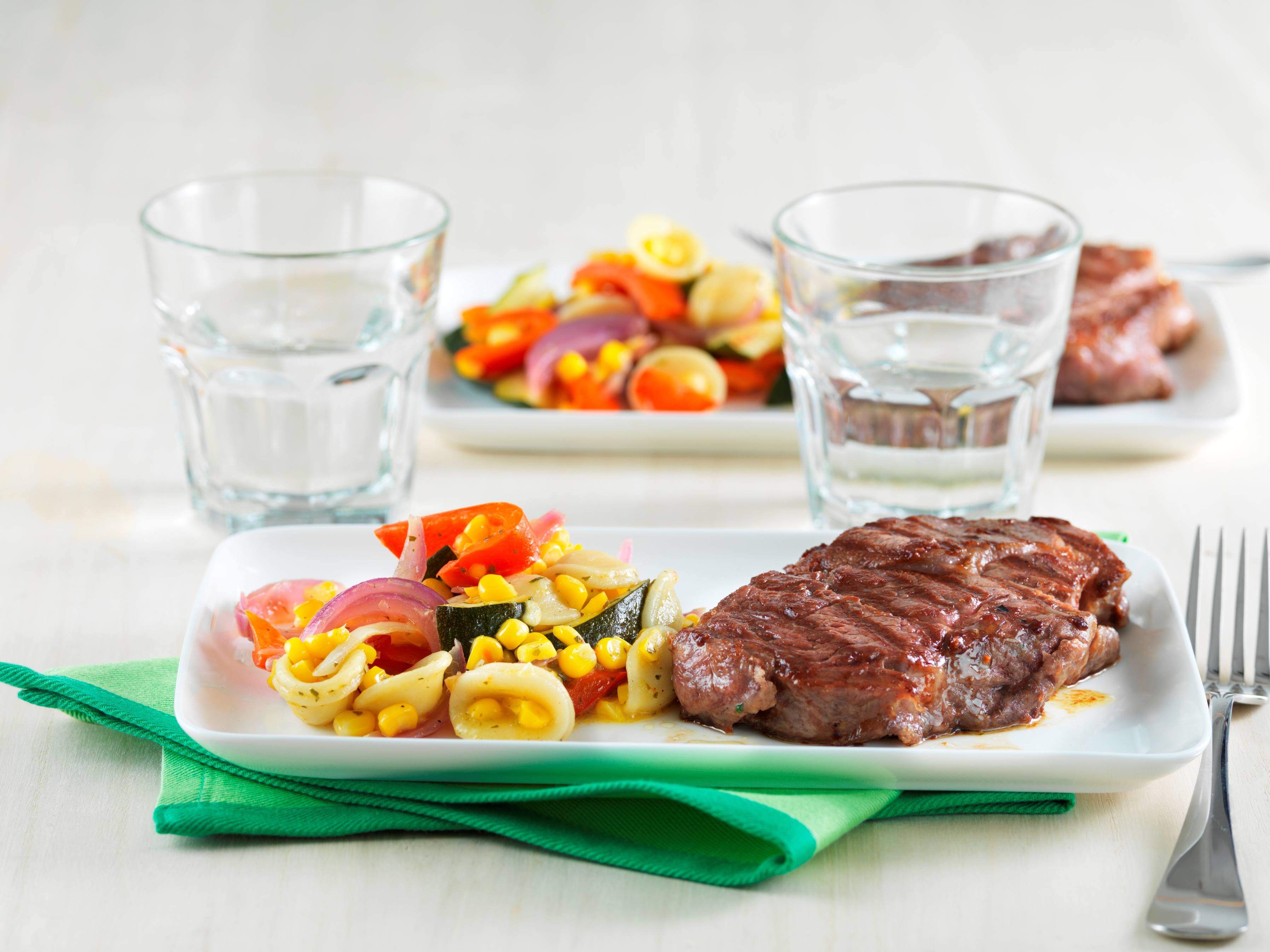 Knorr - Gegrillte Steaks auf gebratenem Sommergemüse