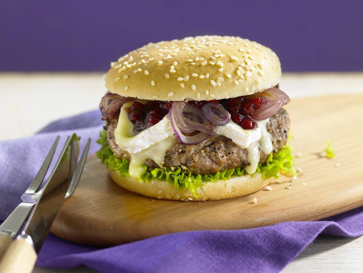 Knorr - Burger mit karamellisierten Zwiebeln, Preiselbeeren und Camembert