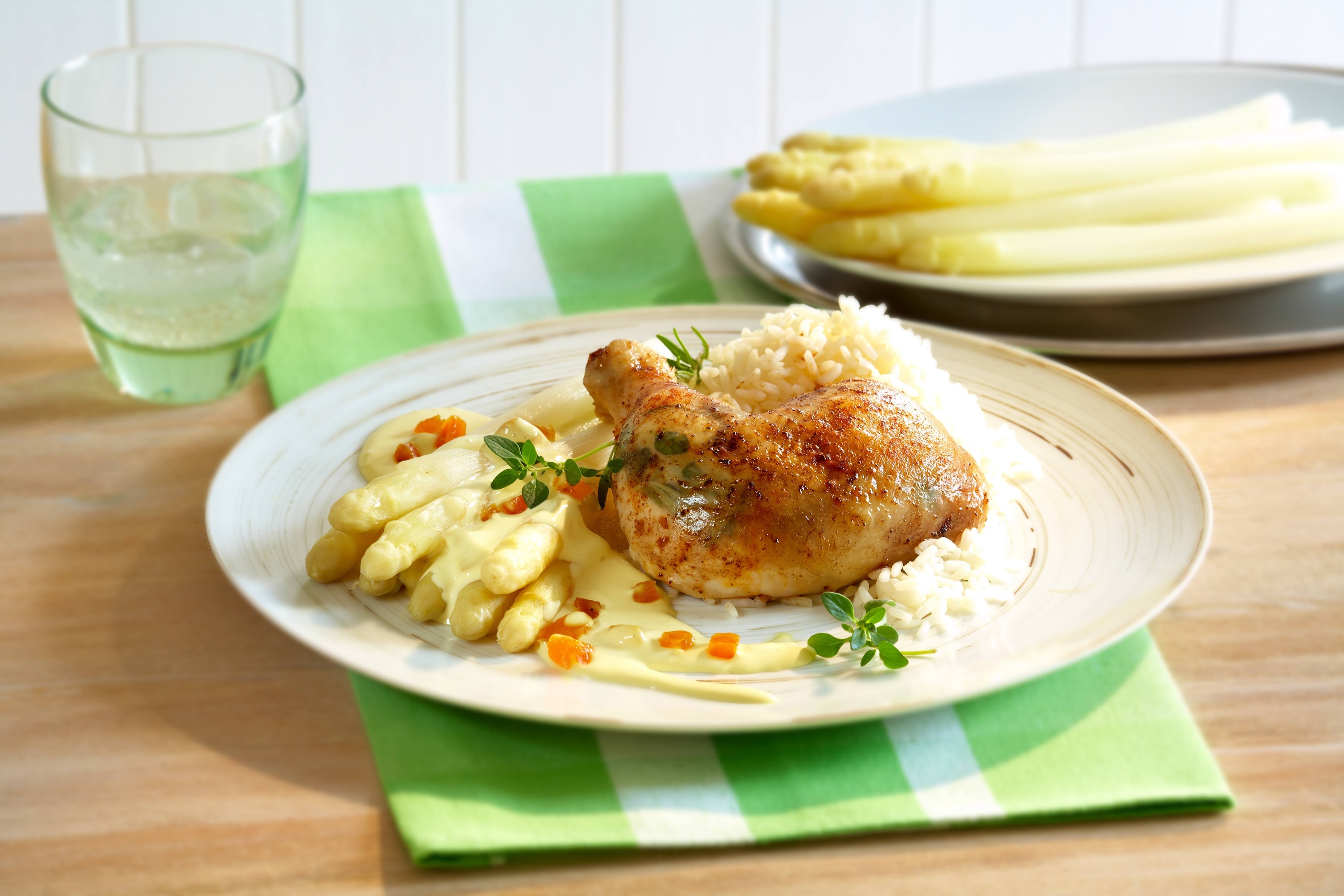 Knorr - Marillen-Hollandaise mit Spargel und Hühnerkeulen