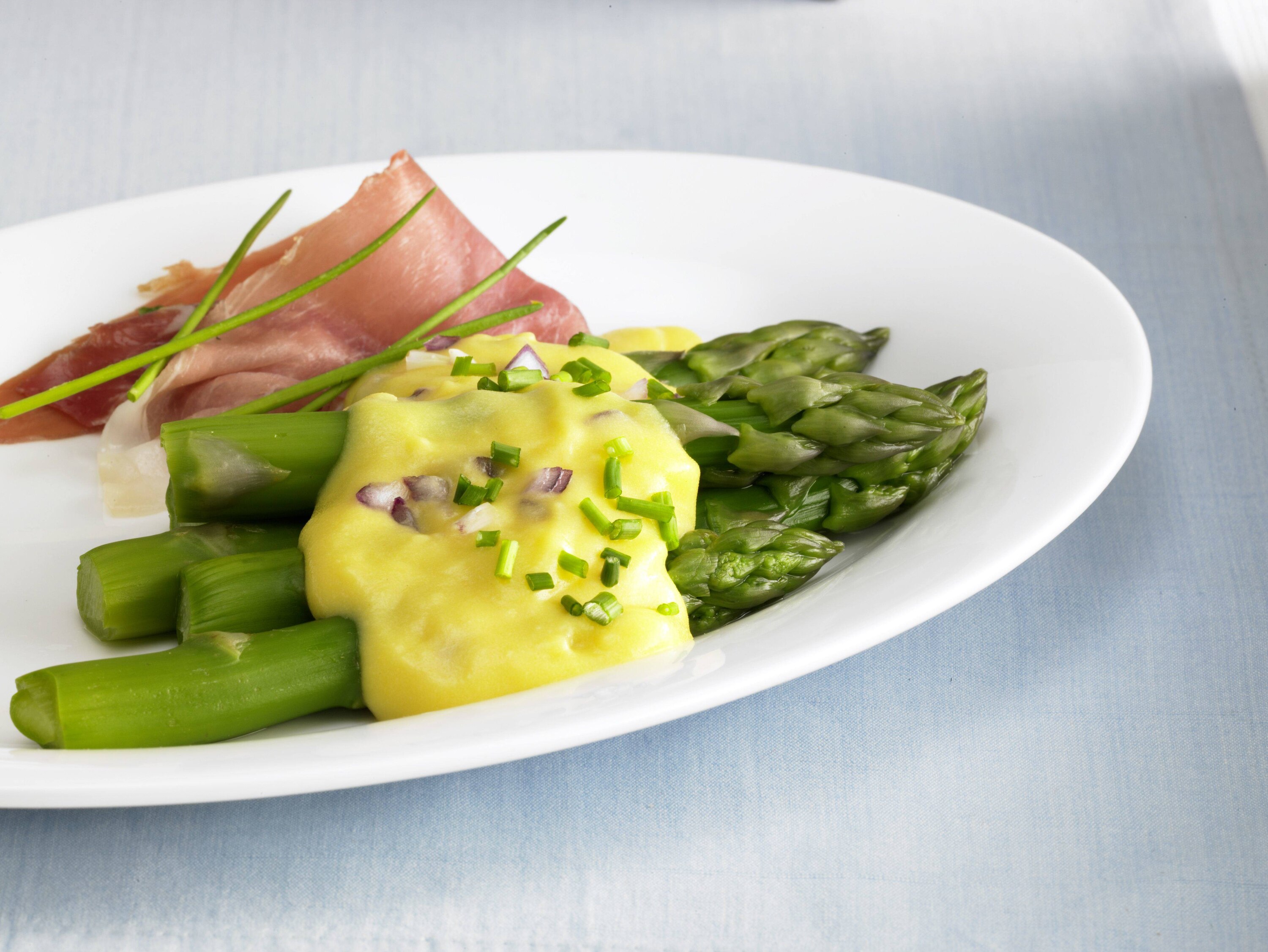 Grüner Spargel mit Kräuter-Zwiebel Eierspeise | Knorr Österreich