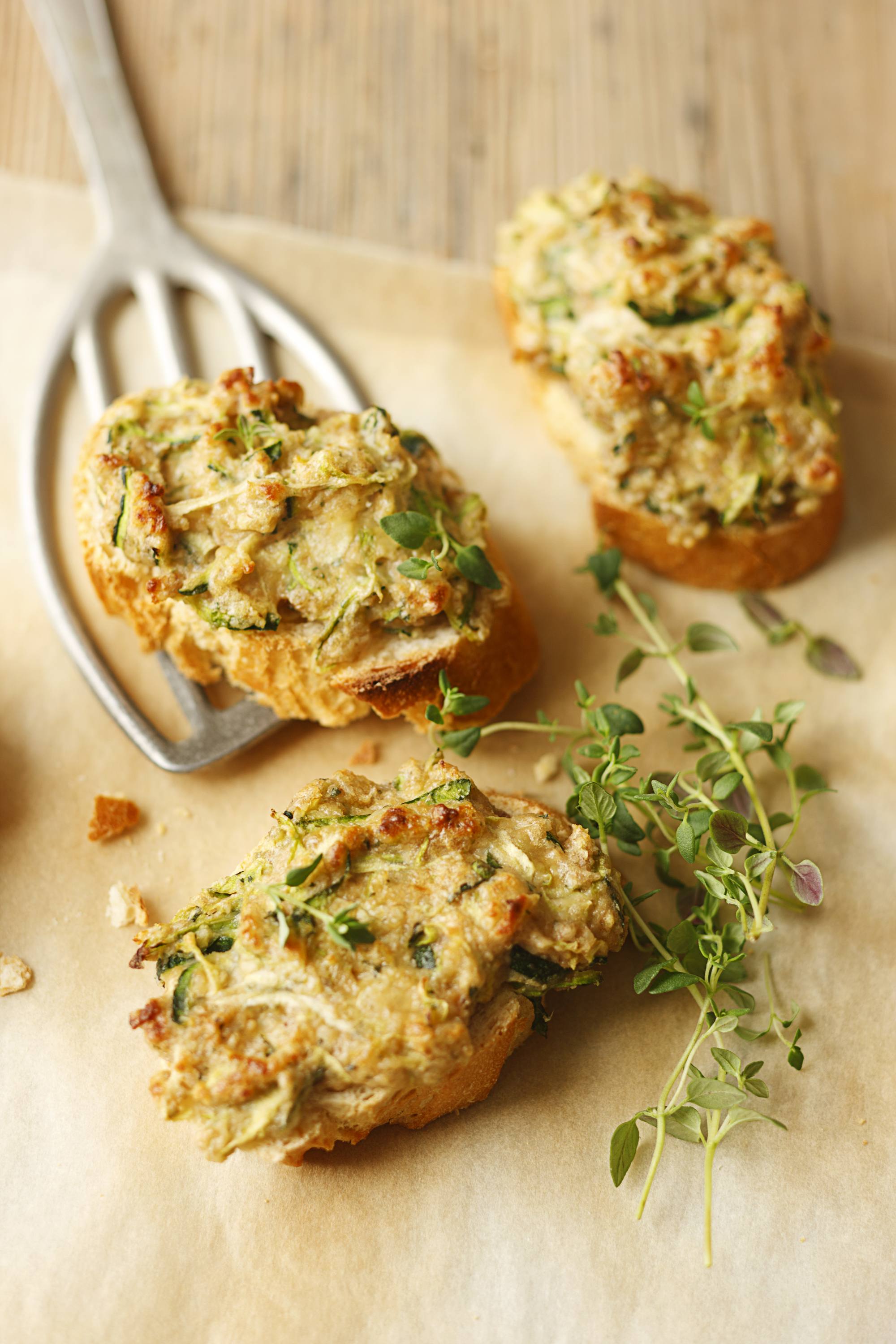 Frischkäse-Crostini mit Zucchini und Nüssen | Knorr Österreich