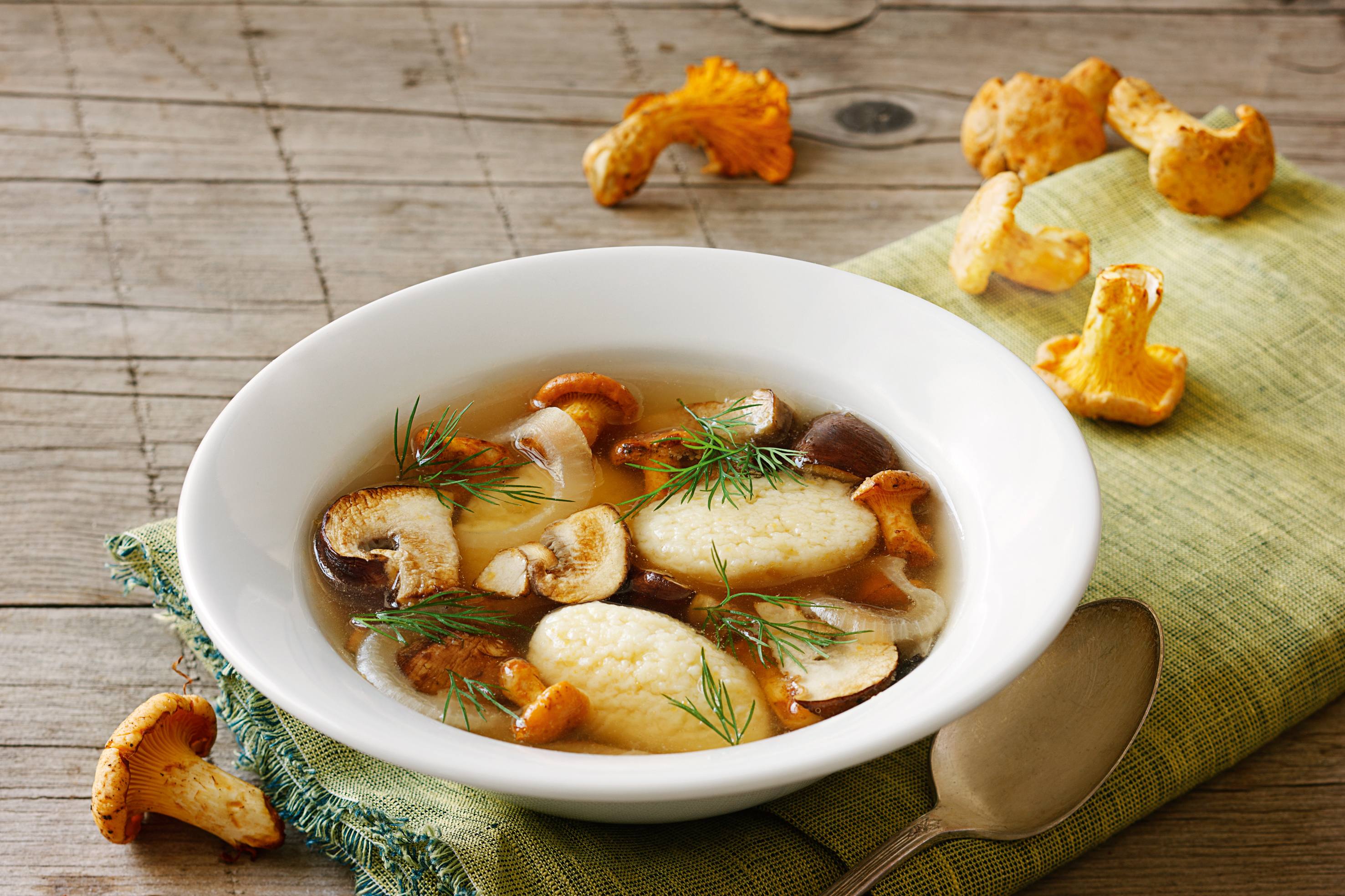 Knorr - Klare Pilzsuppe mit Grießnockerln