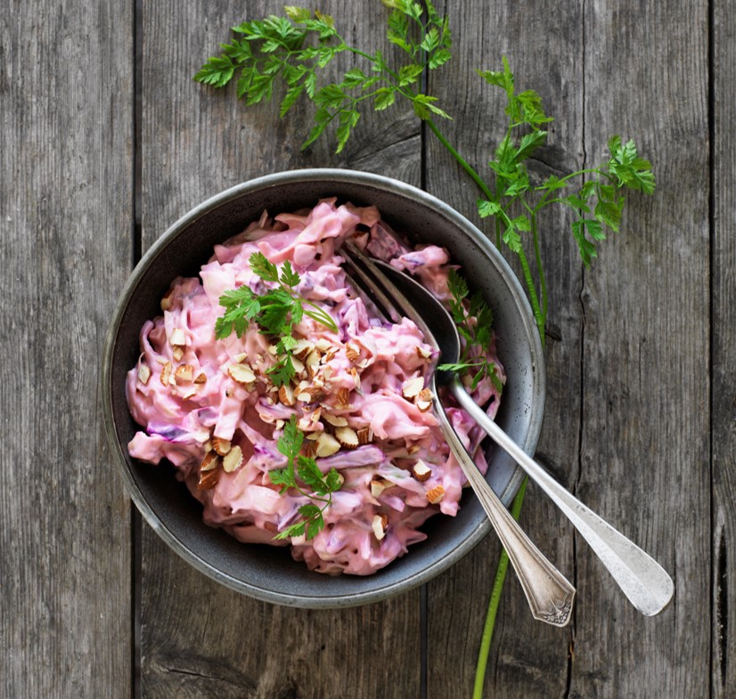 Salat af spidskål med rødbede pickles, æbler og hasselnødder