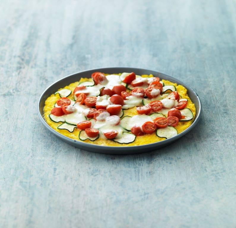 Knorr - Polenta-Pizza nach Tessiner Art mit Tomaten, Zucchetti, Mozzarella und Radiesli-Salat