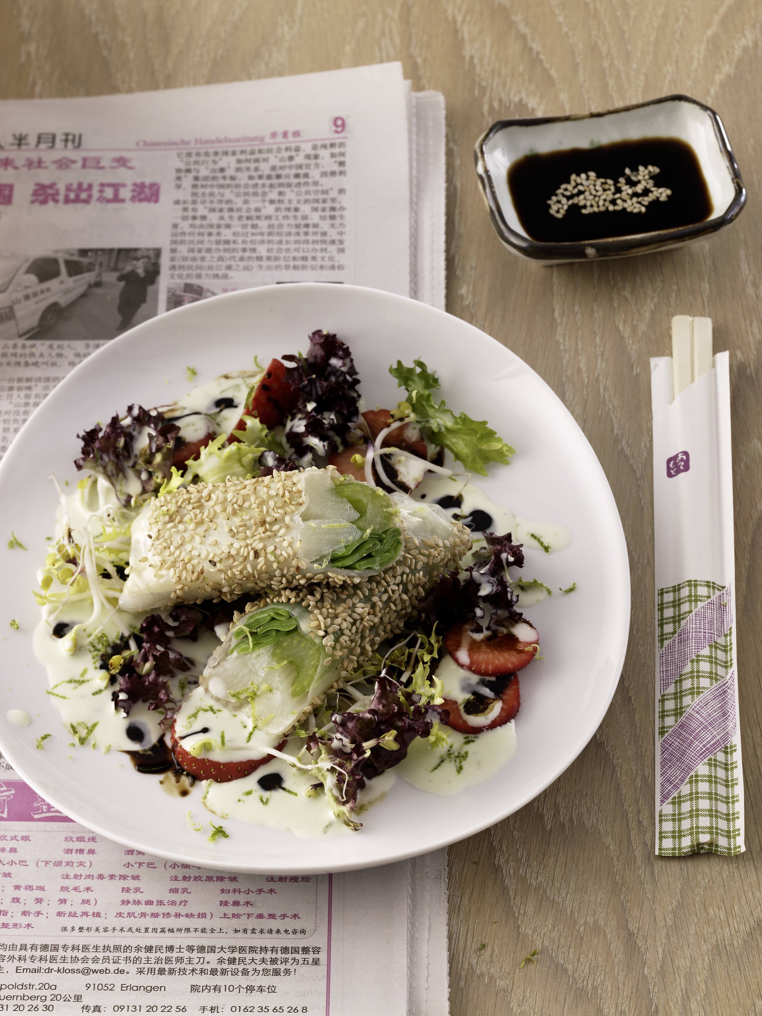 Knorr - Spargel-Kefen-Sellerie-Sushi auf Salat mit Wasabi