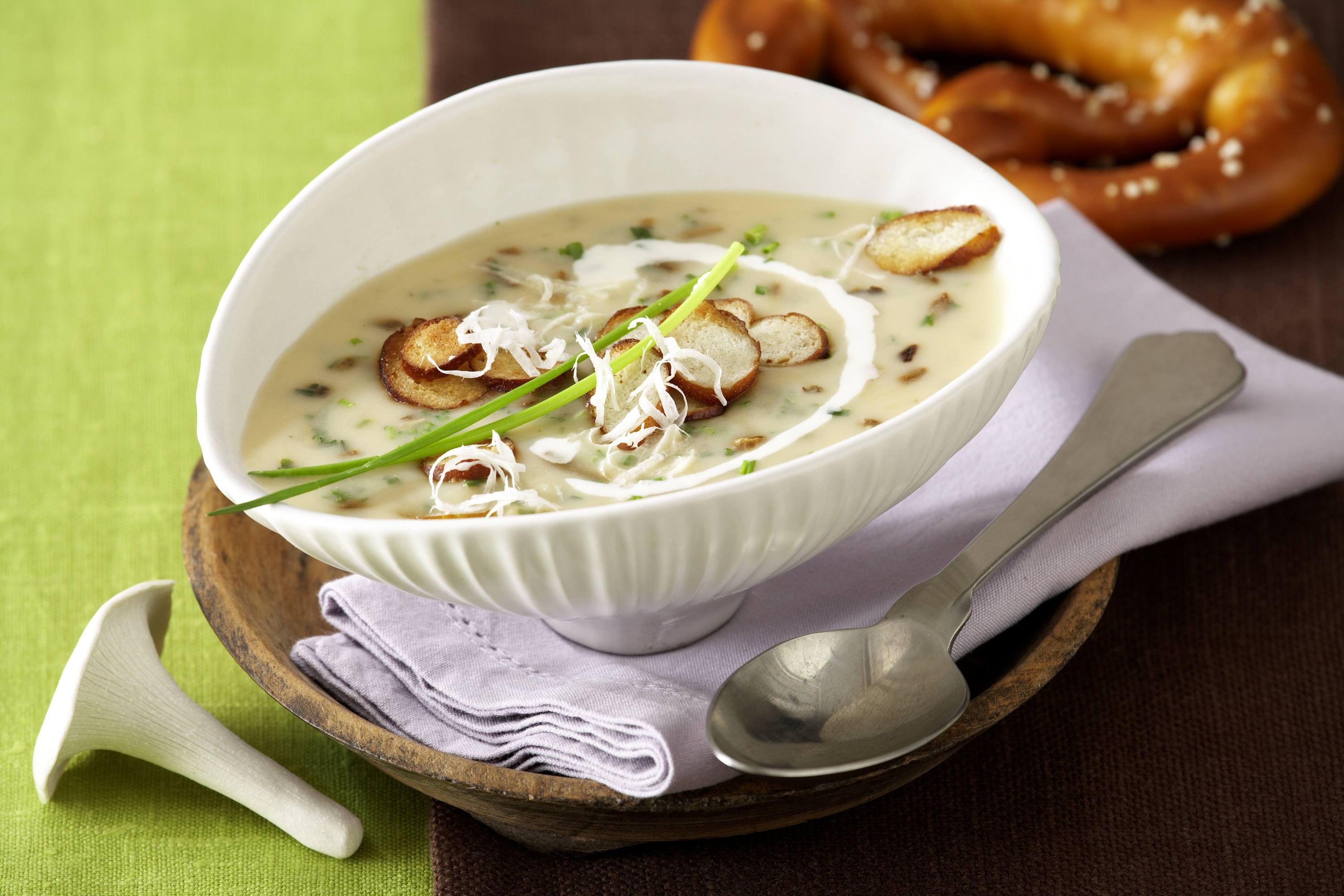 Knorr - Leichte Steinpilz-Suppe mit Brezelchips