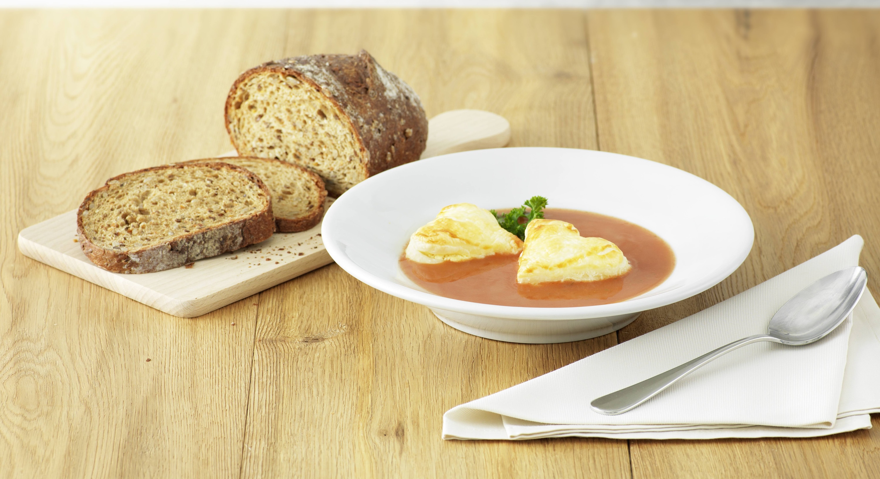 Knorr - Tomatensuppe mit Käse-Blätterteig-Herzli
