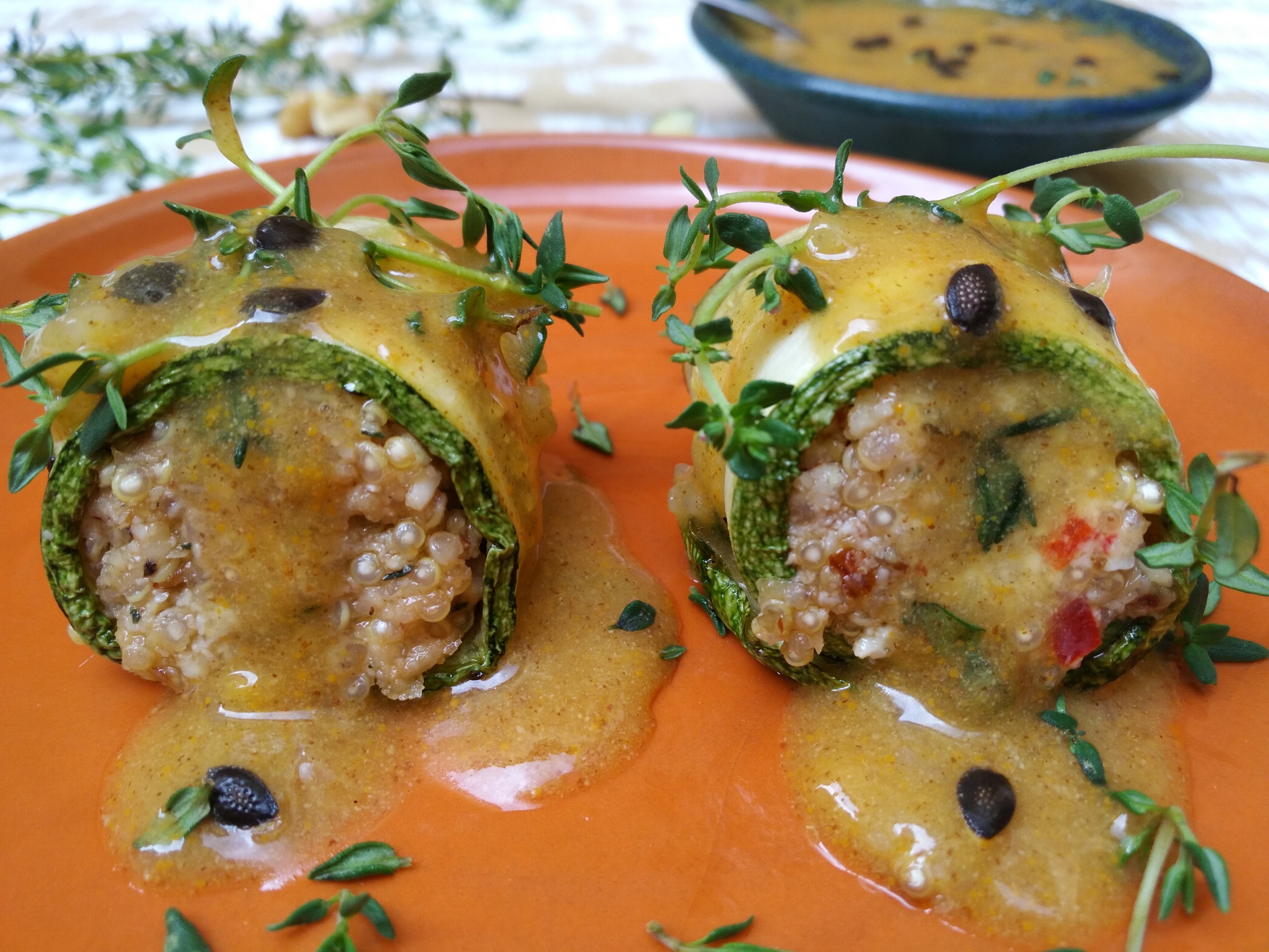 Rolinho de Quinoa e Castanhas com Molho de Maracujá
