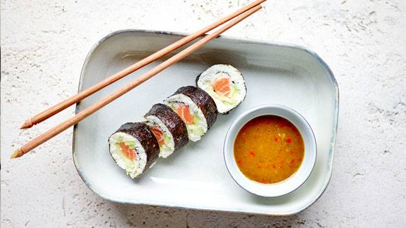 Gezonde sushi met rammenasrijst, avocado, zalm en wasabi