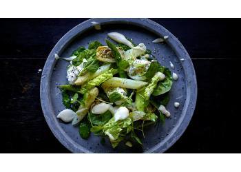 Salade van artisjok, jonge spinazie, groene en witte asperges en ansjovisvinaigrette