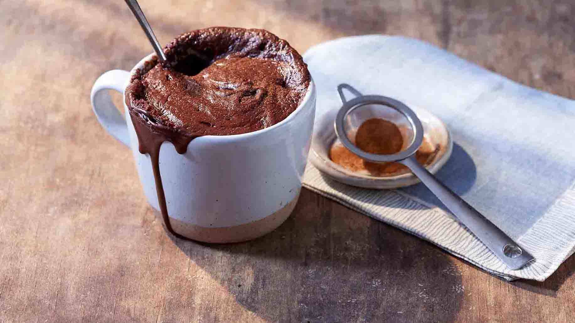 Pastel de chocolate en taza