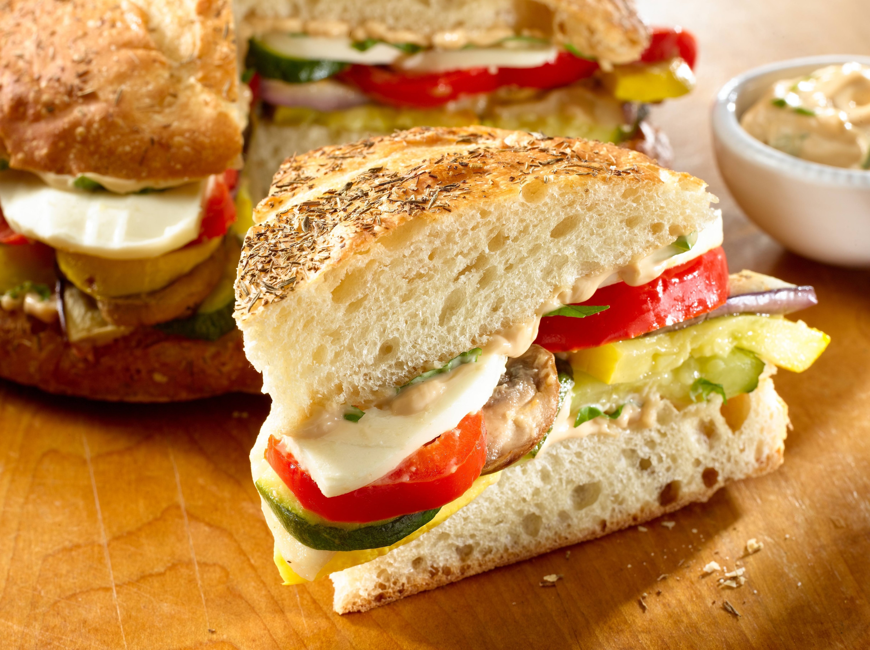 Hellmann's - Sandwich mit Röstgemüse und Basilikum-Mayonnaise