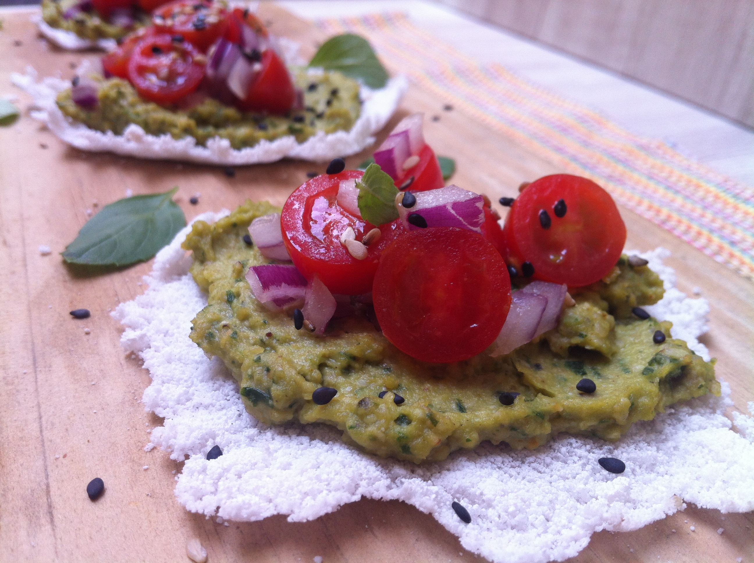 Mini Tapioca Orgânica com Homus de Manjericão e Tomatinhos
