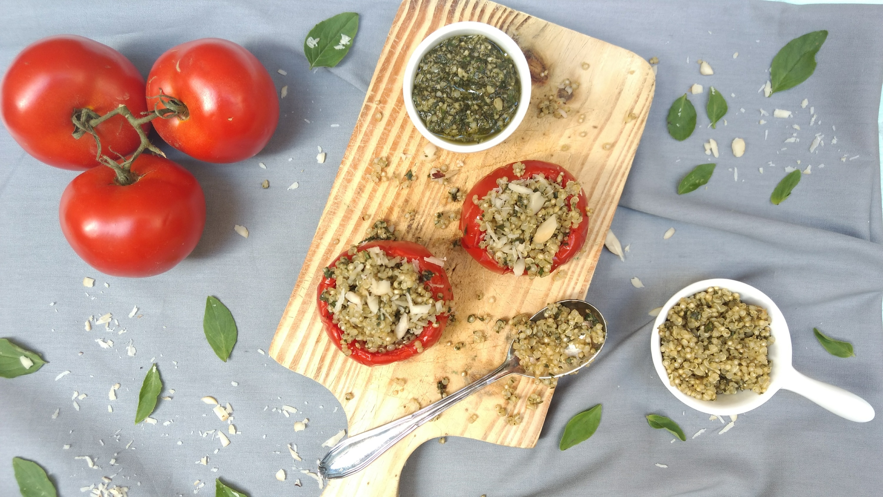 Tomate recheado com Quinoa Orgânica ao Pesto