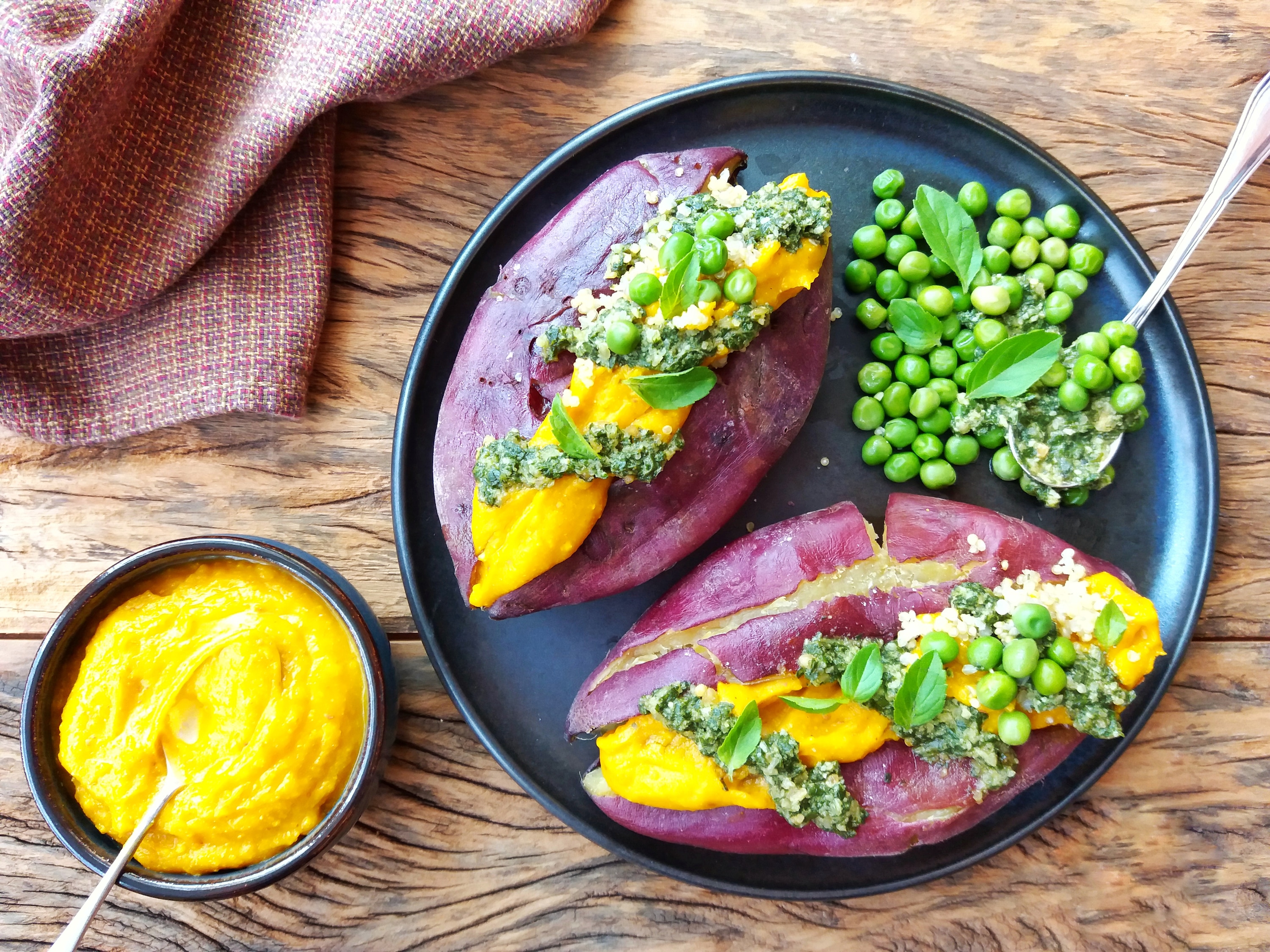 Batata Doce Recheada com Quinoa, Abóbora e Pesto