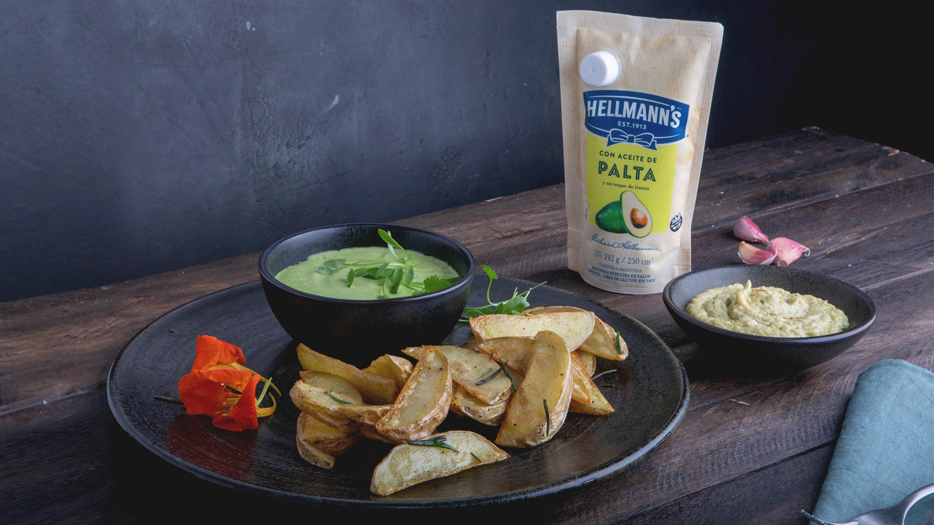 Papas doradas para dipeo con salsa brava y hummus 50 Minutos  recipe