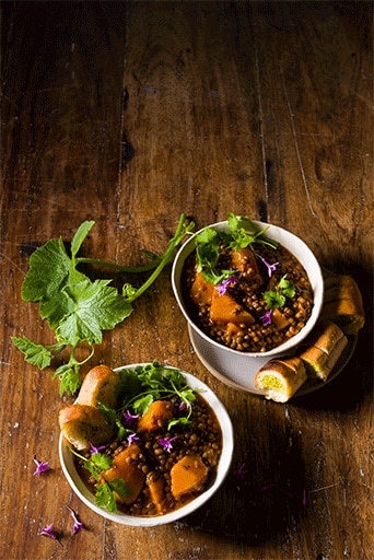 Spicy Lentil Stew with warm garlic bread