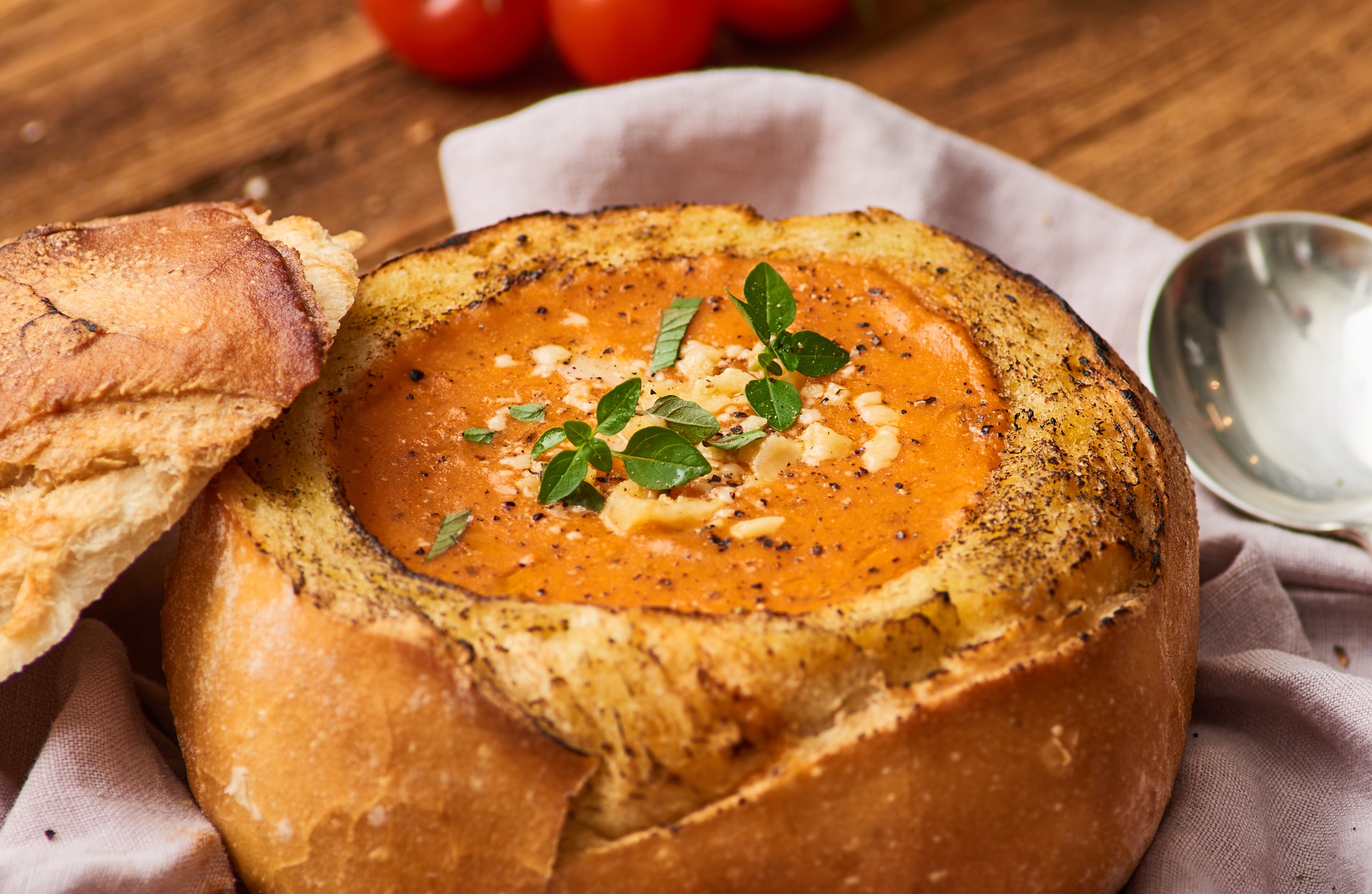 Sopa de Tomate Dentro do Pão