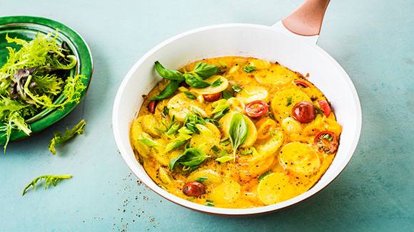 Omelette de pommes de terre aux tomates et aux cébettes