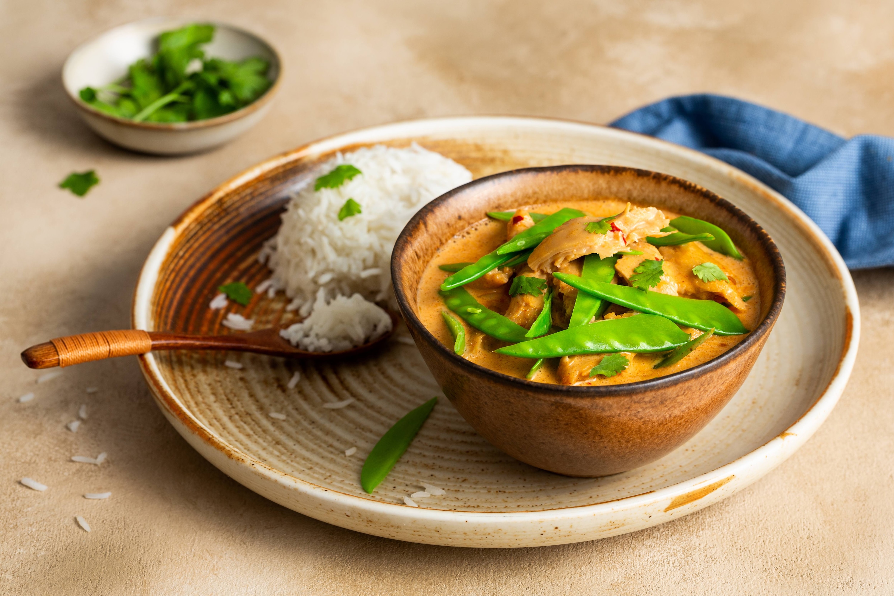 Rode Curry met vegetarische kipstuckjes en peultjes