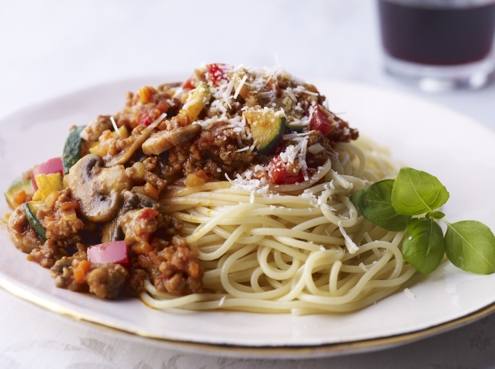Špageti Bolognese z gobami in bučkami