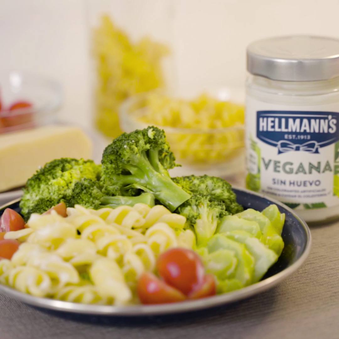 Pasta con brócoli y mayonesa vegana