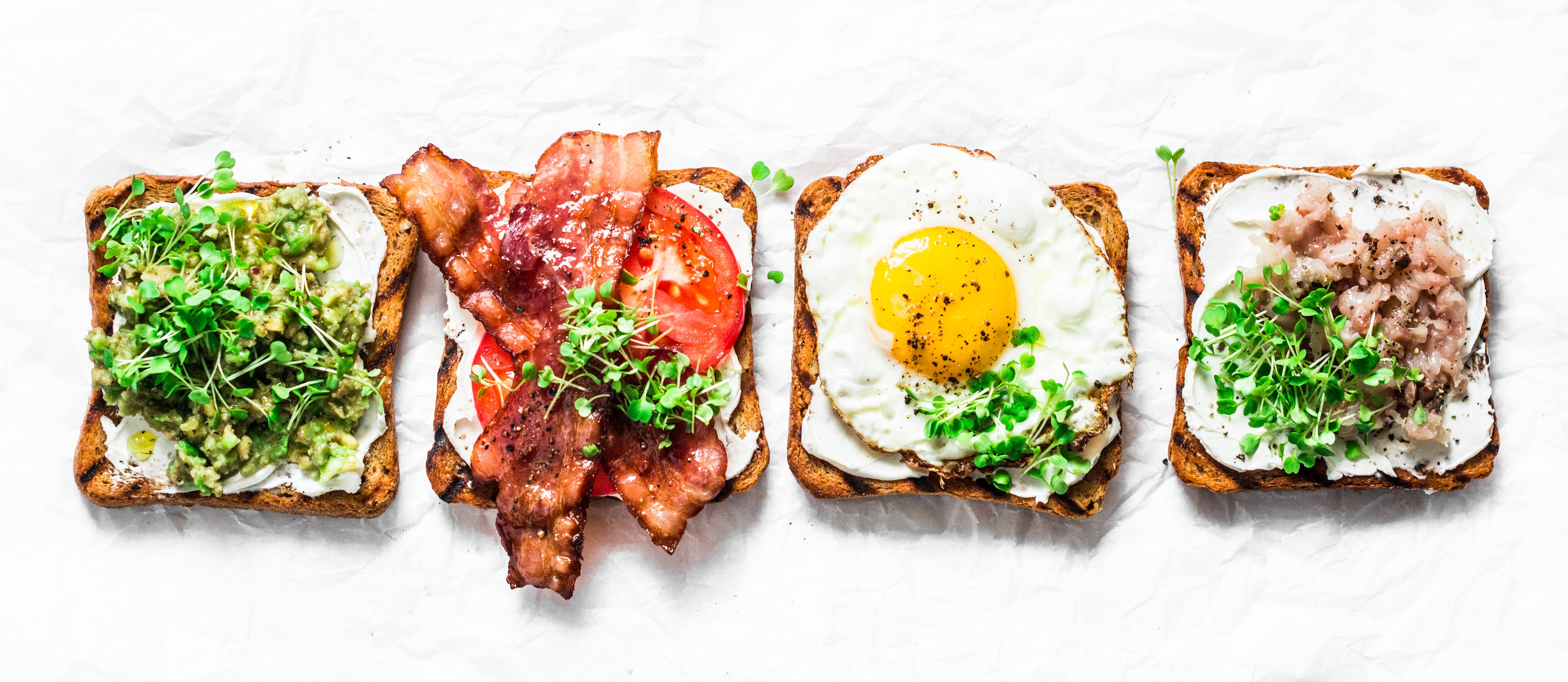 Sandvici cu bacon si ou