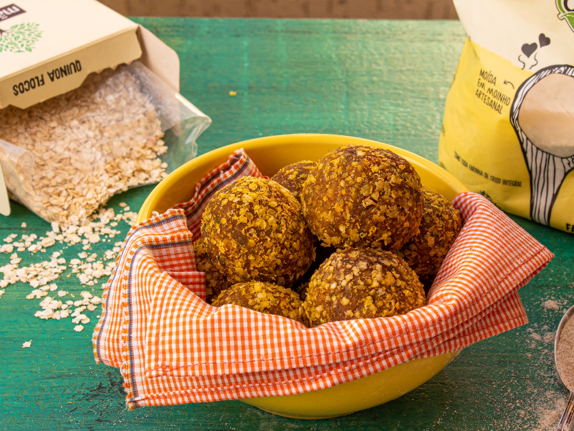 Bolinho vegano de abóbora com recheio de linguiça