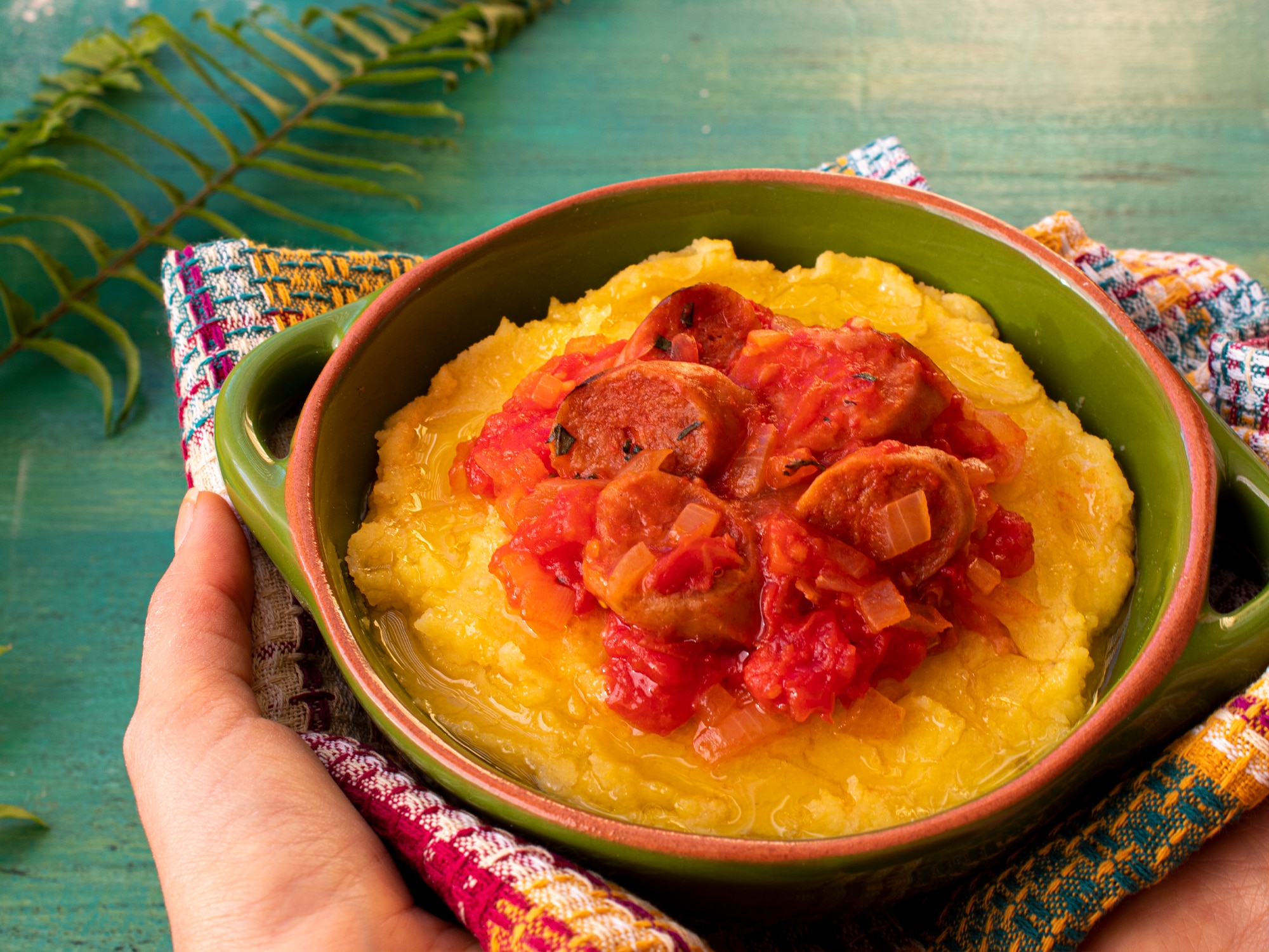 Ragu de linguiça vegana com polenta cremosa