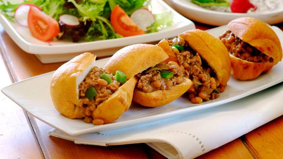 Mince & beans with vetkoek